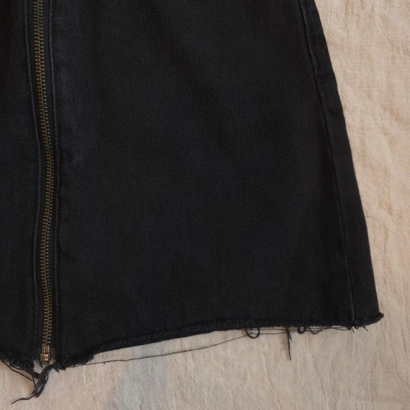 Madewell black denim mini skirt with zipper detail. Size: 23 - Picture 3 of 8